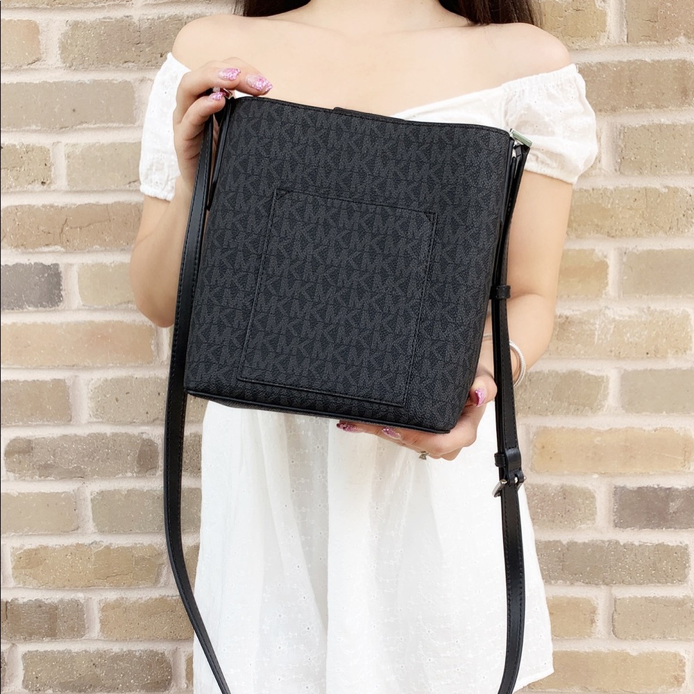 Gaby’sBags👜💕-Michael Kors Small Bucket Crossbody - Picture 4 of 5